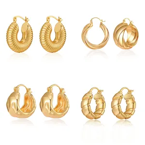 Detailansicht von vier Paar 18K Gold Messingohrringen mit verschiedenen Metalldesigns