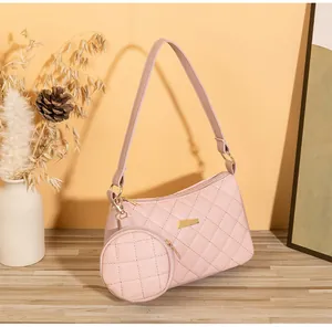 Dettaglio della borsa a spalla trapuntata rosa con mini portamonete rotondo abbinato