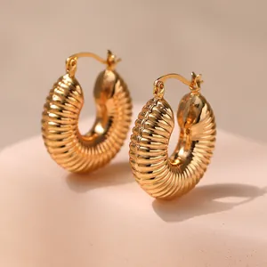 Massive 18K vergoldete Messing-Creolen mit spiralförmiger Textur auf rosa Aussteller