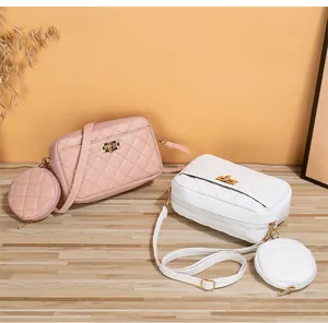 Detalle de bolsos bandolera acolchados rosa y blanco con cierre dorado y monedero