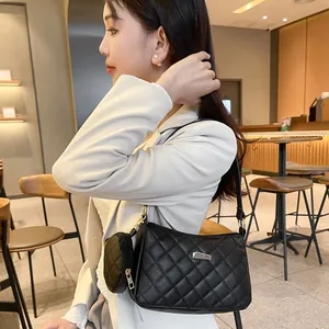 Borsa a tracolla trapuntata nera da donna con mini custodia rotonda abbinata