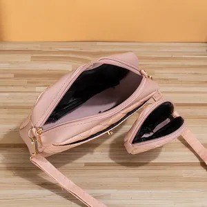 Bolso bandolera acolchado rosa con monedero pequeño e interior espacioso con cremallera