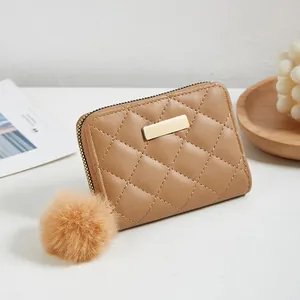 Kleine braune Damen Geldbörse mit Rautenmuster, Goldplatte und flauschigem Bommel Anhänger