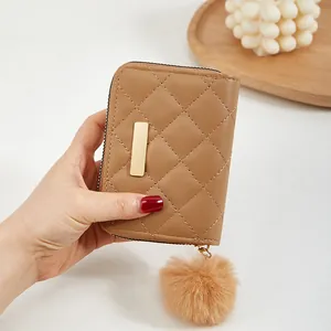 Braune gesteppte Leder-Geldbörse mit Golddekor und flauschigem Bommel-Anhänger