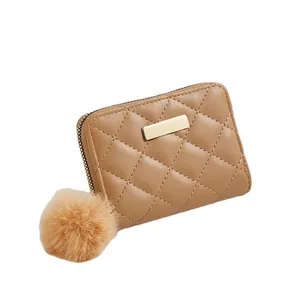 Dunkelbeige gesteppte Mini-Geldbörse mit Reißverschluss und flauschigem Pompon-Anhänger