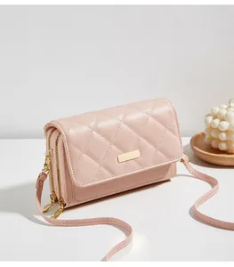 Dettaglio del portafoglio trapuntato rosa con doppia cerniera e finiture in oro lucido
