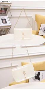 Λεπτομέρεια διάφανης τσάντας PVC με χρυσή αλυσίδα και κομψό διακοσμητικό μαργαριτάρι
