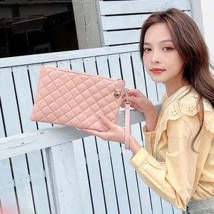 Pochette matelassée rose en similicuir avec fermeture éclair dorée pour femme