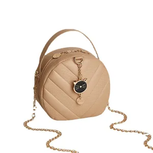 Beige halbrunde Umhängetasche mit V-Steppung, Goldkette und schwarzem Katzenanhänger