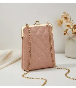 Détail du sac bandoulière rose matelassé avec fermoir doré et fine bandoulière