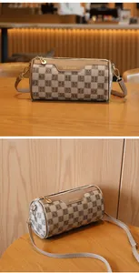 Detailansicht der runden Boston-Umhängetasche mit Monogramm-Jacquard und Goldlogo