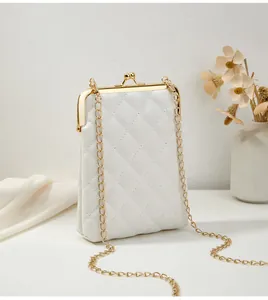 Détail du sac de téléphone en cuir matelassé blanc avec fermoir en métal doré et chaîne