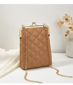 Détail de la couture matelassée marron et du fermoir à clic doré du sac de téléphone