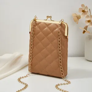 Petit sac bandoulière matelassé marron caramel avec fermoir doré et chaîne