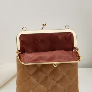 Sac bandoulière marron matelassé pour femme avec fermoir vintage en métal et chaîne