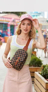 Détail du sac de poitrine à carreaux contrastés avec bandoulière en cuir et boucle métal