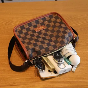 Bolso bandolera de cuadros marrones con gran capacidad para uso diario
