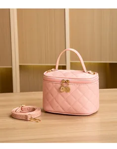 Détail de la trousse de maquillage rose matelassée avec double fermeture éclair dorée