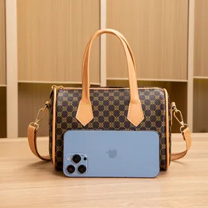 Borsa Boston retrò con motivi a cerchi a contrasto e doppi manici in pelle