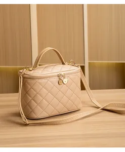 Détail de la trousse de maquillage matelassée abricot avec double zip doré chic