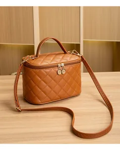 Détails du sac à cosmétiques marron matelassé avec double fermeture éclair et poignée