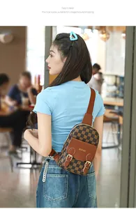 Détail d'un sac de poitrine à carreaux marron avec bandoulière réglable pour femmes mode