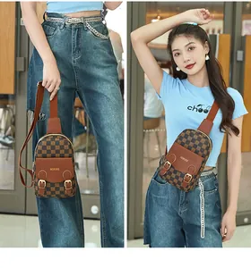 Détail du sac de poitrine à carreaux avec double boucle et style de portage par le mannequin