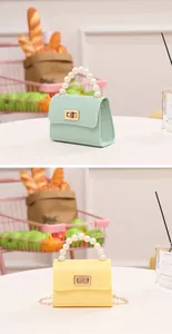 Vista detallada del mini bolso jelly con diseño de cocodrilo y asa de perlas