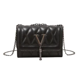 Sac bandoulière matelassé noir avec logo V métallique, gland à franges et chaîne