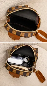 Vue intérieure montrant la capacité du sac bandoulière à motif à carreaux