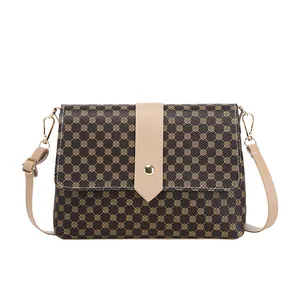 Bolso bandolera de cuero sintético marrón con diseño de trébol y hebilla dorada