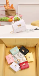 Vista detallada de mini bolsos jelly con patrón de cocodrilo, asas de perlas y cadenas