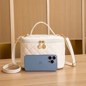 Sac à bandoulière matelassé blanc élégant avec poignée et détails de fermeture dorés