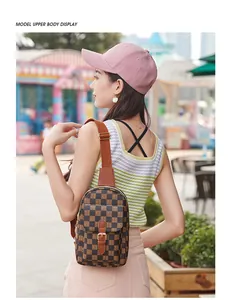 Détail d'un sac de poitrine à damier marron avec bandoulière réglable et boucle sur modèle