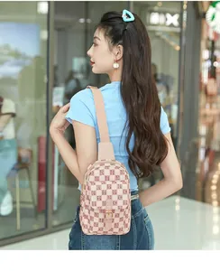 Détail du sac de poitrine à damier avec motif de lettres, rose-brun et sangle large