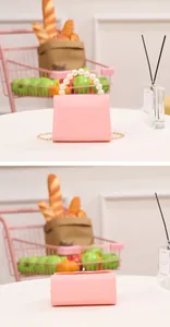 Detalle del mini bolso de gelatina rosa con diseño de cocodrilo y asa de perlas