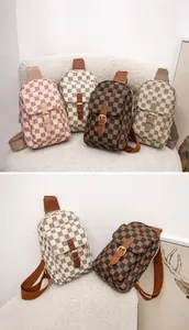 Gros plan de sacs bandoulière quadrillés en quatre couleurs avec détail de boucle aimantée