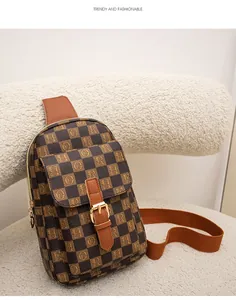 Détail du sac à motif damier avec boucle dorée et imprimé lettres sur fourrure blanche