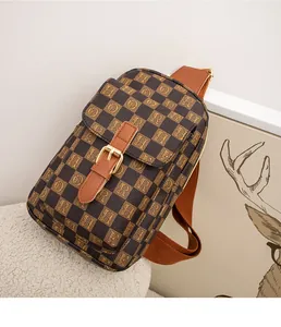 Détail du sac de poitrine à damier marron avec imprimés CH et boucle dorée chic