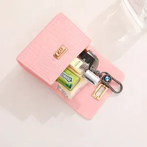 Mini bolso rosa con estampado de cocodrilo, cierre dorado y espacio para accesorios