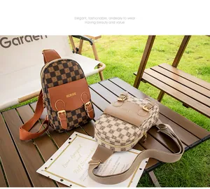 Détail de sacs de poitrine à double boucle avec imprimé damier sur table en bois