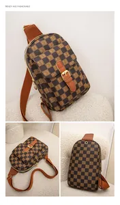 Vues détaillées du sac bandoulière vintage à carreaux marron avec bandoulière et boucles métal