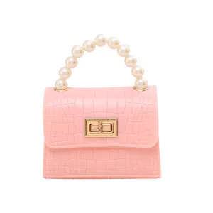 Mini bolso jelly rosa con estampado de cocodrilo, asa de perlas blancas y cierre dorado
