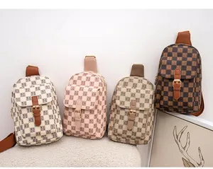 Détail montrant quatre sacs bandoulière à carreaux avec boucle en plusieurs couleurs