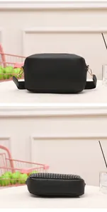 Détail du sac à bandoulière noir avec rivets argentés et large sangle tissée