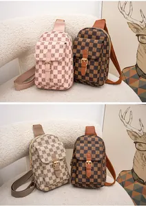 Vue détaillée de quatre sacs de poitrine à carreaux avec imprimés et boucles en métal