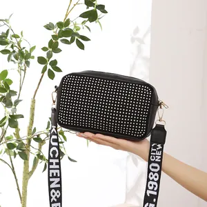 Petit sac carré noir à bandoulière avec décor strass et large sangle à lettres