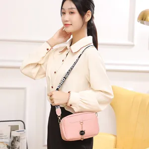 Petit sac à bandoulière rose tissé avec pendentif chat et sangle à lettres mode