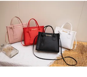 Collezione dettagliata di borse in pelle martellata nei colori rosa, rosso, nero e bianco