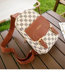 Détail du sac bandoulière à carreaux avec boucles dorées et rabat en cuir marron